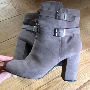 Light purple/gray heels
